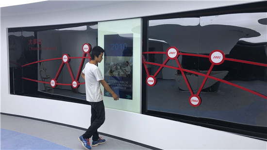 移動透明滑軌屏案例展示_應(yīng)用于醫(yī)療行業(yè)展廳
