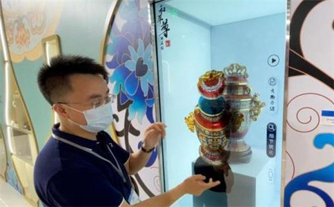在北京展區(qū)，觀眾通過(guò)透明屏、互動(dòng)程序等數(shù)字化技術(shù)，了解國(guó)禮《和平尊》背后的文化故事。