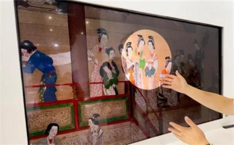 明代畫(huà)家仇英的名作《漢宮春曉圖》在75寸8K超高清顯示技術(shù)下現(xiàn)身展區(qū)中心
